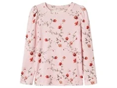 Lyserød bluse med pufærmer og print af røde roser fra Name It 13243139 ballerina